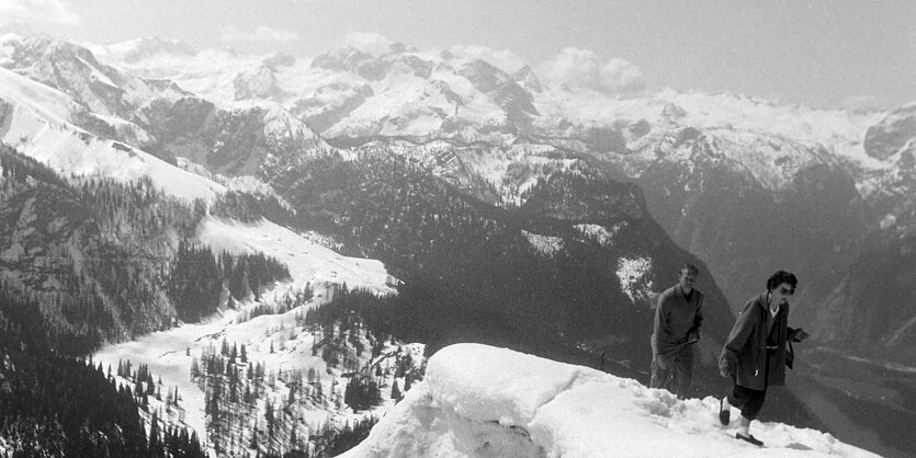 Historische Schwarz-weiß-Aufnahme einer Berglandschaft