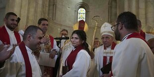 Salloy Azar mit anderen Kirchenleute in einem Kirchenraum