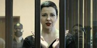Die belarussische Oppositionsaktivistin Maria Kolesnikowa mit Handschellen hinter Gittern