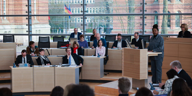 Sozial- und Integrationsministerin Aminata Touré am Rednerpult im Landtag Schleswig-Holstein