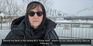 Die Mutter von Alexeij Nawalny, Lyudmila Navalnaya steht vor dem Gefängnis in Charp, sie trägt eine Sonnenbrille und hat einen Schal um den Kopf - Stacheldraht auf einem Zaun, es liegt Schnee