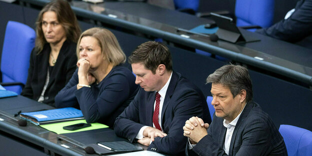 Auf der Regierungsbank im Bundestag sitzen mit schlechter Laune: Robert Habeck und Nancy Faser