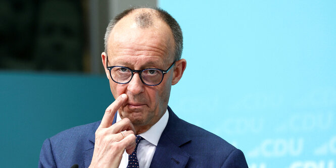 Friedrich Merz schaut skeptisch in die Kamera