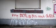 Graffiti Free Palestine Von Berlin bis nach Gaza und Stop the Genocide in Gaza auf einer Wand auf der Sonnenallee im Stadtteil Neukoelln Berlin Deutschland