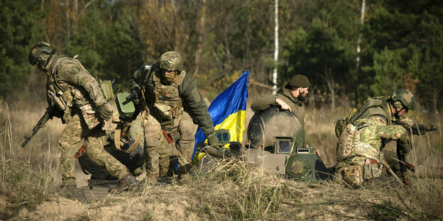 Soldaten üben während der Gefechtsausbildung auf einem Truppenübungsplatz