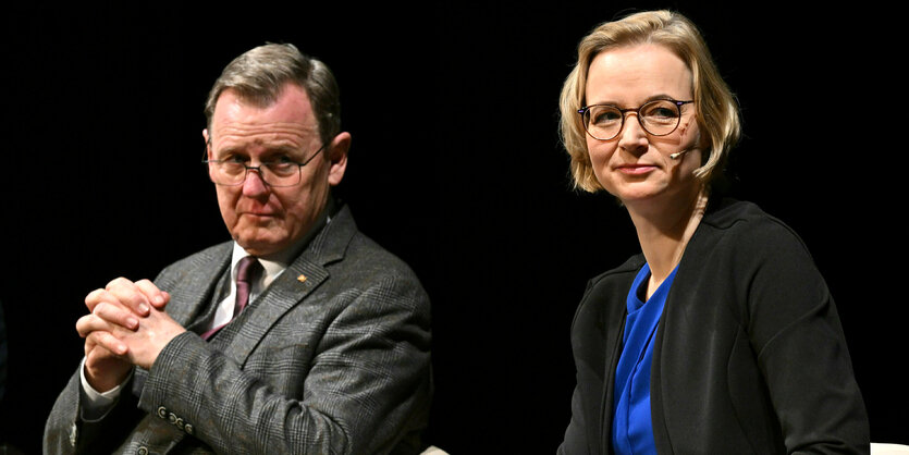 Bodo Ramelow und Katja Wolf sitzen bei einer Veranstaltung nebeneinander