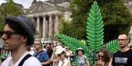 Hanfparade mit einem großen Cannabisblatt aus Plastik