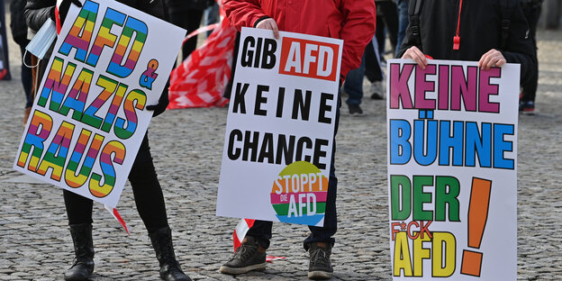 Teilnehmer der Kundgebung des Bündnisses «Demokratisches Senftenberg» halten Transparente auf dem Marktplatz der Stadt und protestieren gegen eine Wahlversammlung der AfD Oberspreewald-Lausitz.
