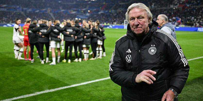 Verlässlicher Altmeister: Interimstrainer Horst Hrubesch vor seinen Spielerinnen.