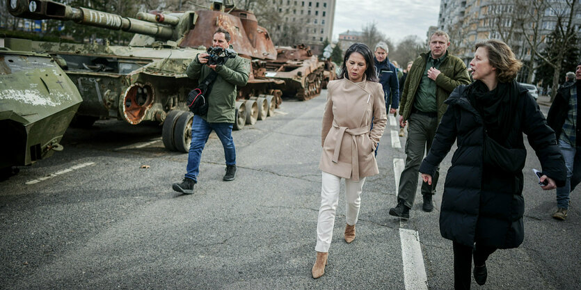 Annalena Baerbock (Bündnis 90/Die Grünen), Außenministerin, besucht den ehemaligen Sitz der Regionalverwaltung der Oblast Mykolajiw bei ihrem zweitägigen Besuch in der Ukraine