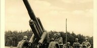 Soldaten hinter einem Kanonerohr, vergilbte Aufnahme