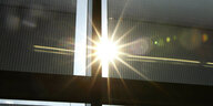 Sonnenstrahlen scheinen durch ein Fenster