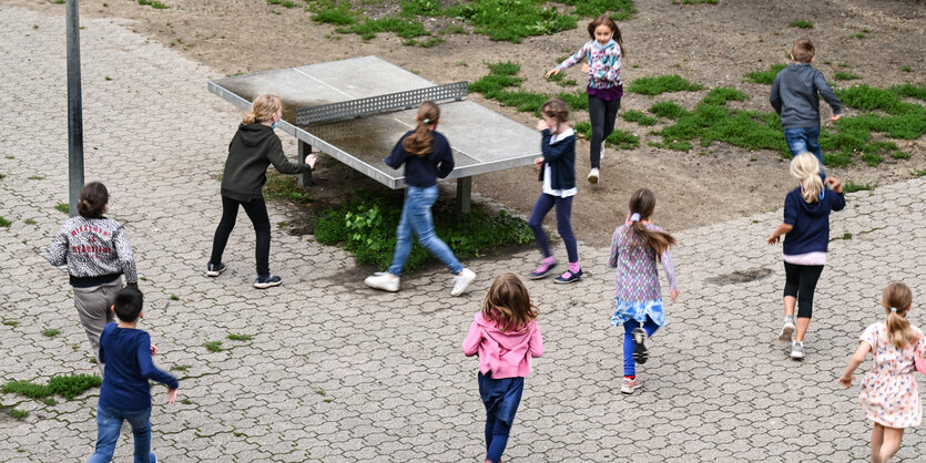 Spielende Kinder an einer Tischtennisplatte