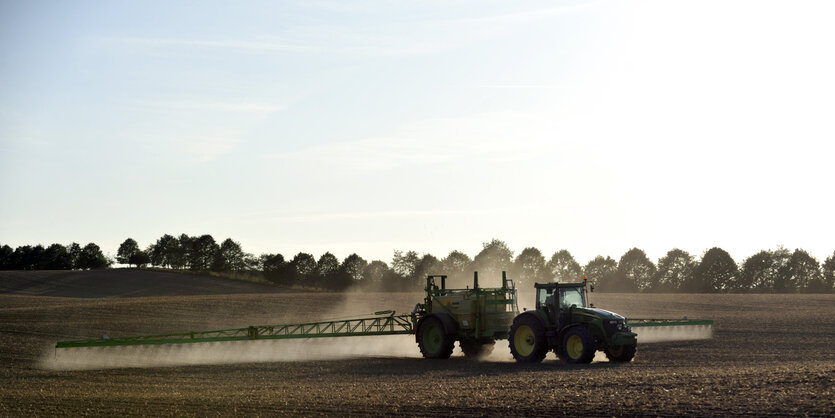 Ein Bauer besprüht in Mecklenburg-Vorpommern sein Feld.