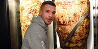 Lukas Podolski mit Dönerspieß