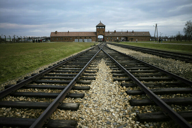 Die Bahngleise führen direkt ins Vernichtungslager Auschwitz Birkenau