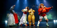 vier Performerinnen tanzen in Kostümen