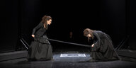 Zwei Frauen, Penthesilea (gespielt von Eka Nizharadze) und Alcibie (gespielt von Anano Makharadze) in langen Gewändern stehen einander gegenüber