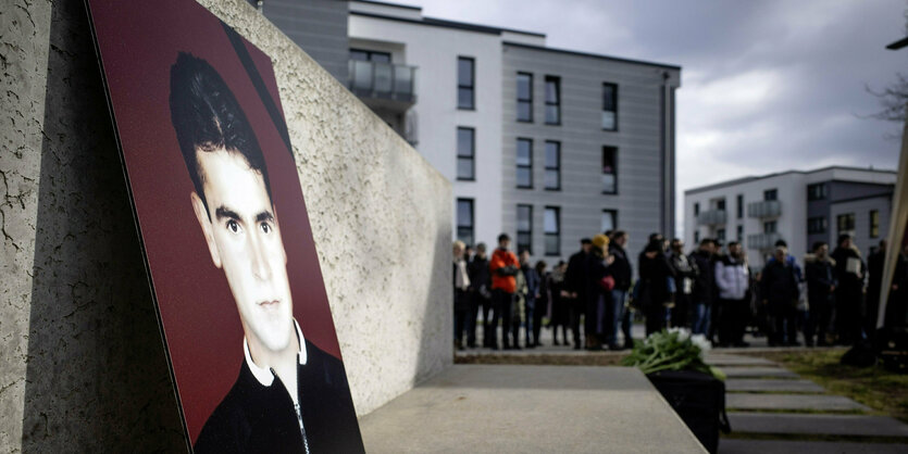 Teilnehmer auf der Gedenkveranstaltung zum 20. Todestag des vom NSU erschossenen Mehmet Turgut am Mahnmal im Neudierkower Weg in Rostock