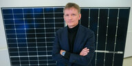 Der Geschäftsführer von Meyer Burger vor einem Solarmodul