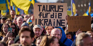 Demonstranten mit Schild: Taurus für die Ukraine