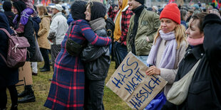 Zahlreiche Menschen nehmen mit Plakaten an der Demonstration eines Bündnisses «Wir sind die Brandmauer» für Demokratie und gegen Rechtsextremismus teil.