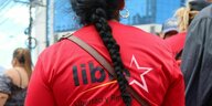 Eine Frau in roten T-Shirt, auf dessen Rücken "Libre" steht.