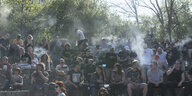 In eine große Rauchwolke gehüllt sitzen Menschen im Görlitzer Park und rauchen Joints bei einer Protestaktion für legalen Cannabis-Konsum.