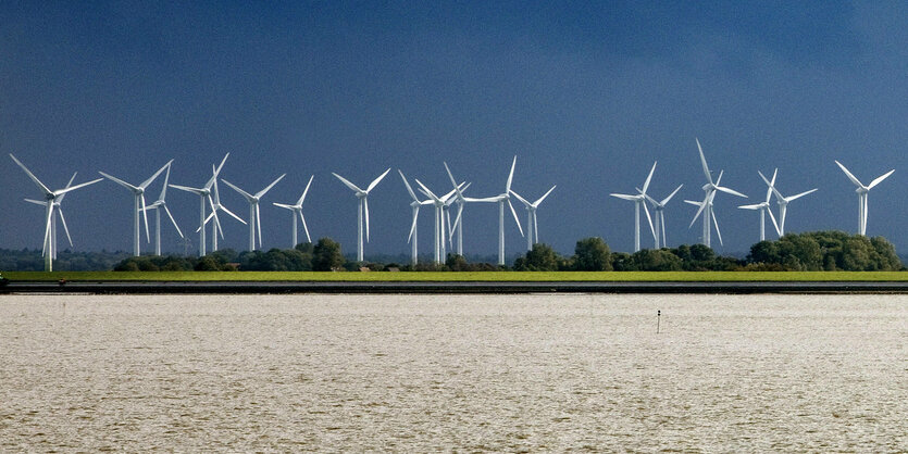 Windkrafträder am Horizont.