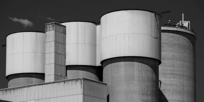 Silos in einem Zementwerk am Rhein.