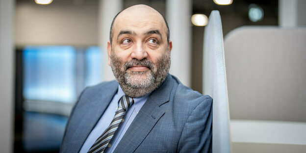 Porträt von Omid Nouripour im blauen Anzug mit Krawatte
