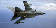 Taurus-Marschflugkörper am Tornado-Kampfjet in der Luft