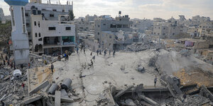 Trümmer von getroffenen Gebäuden nach einem israelischen Luftangriff in der Stadt Rafah