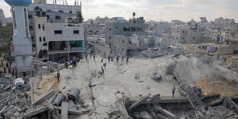 Trümmer von getroffenen Gebäuden nach einem israelischen Luftangriff in der Stadt Rafah