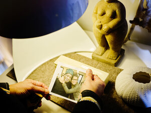 Jutta Weber hält ein Foto mit ihrem Vater in der Hand