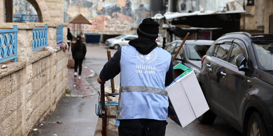 Ein UNRWA-Mitarbeiter schiebt einen Karren im Aida-Flüchtlingslager in Bethlehem