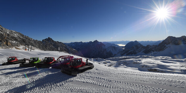 Pisteraupen stehen im Skigebiet auf der Zugspitze.