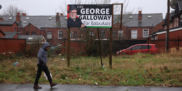 Wahlplakat für George Galloway auf verregneter Straße