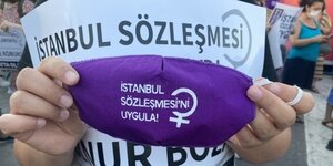 Banner mitd er Aufschrift: Halt dich an die Istanbul Konvention
