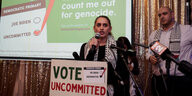 Die Aktivistin Leyla Abad spricht im Rahmen der Kampagne für „uncommitted votes“ in Michigan