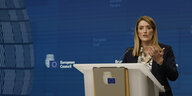 EU-Parlamentspräsidentin Roberta Metsola (EVP) spricht an einem Pult.