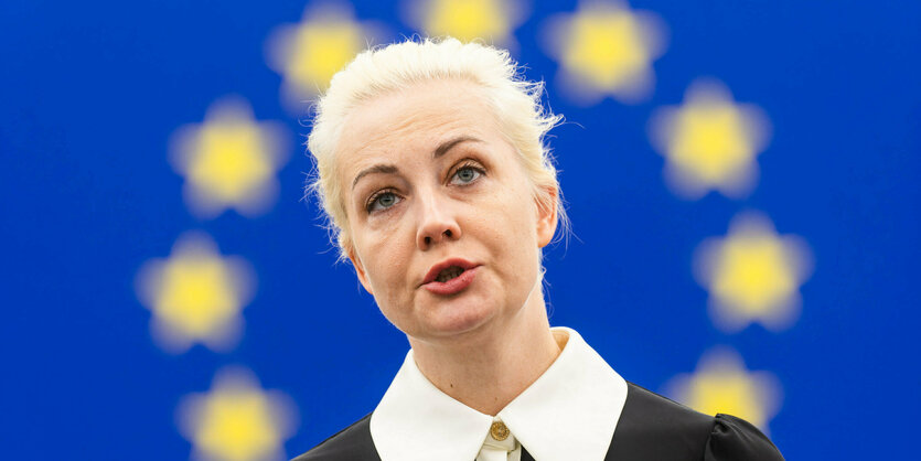 Julia Nawalnaja, Witwe von Alexey Nawalny, steht im Plenarsaal des Europäischen Parlaments und spricht.