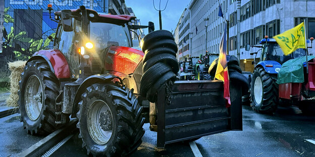 Traktoren im europäischen Viertel in Brüssel im Februar. Es dämmert.