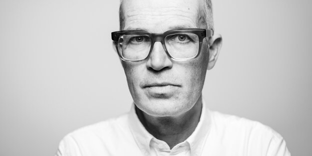 Porträts des Autors und Musikers Markus Berges mit dicker Brille