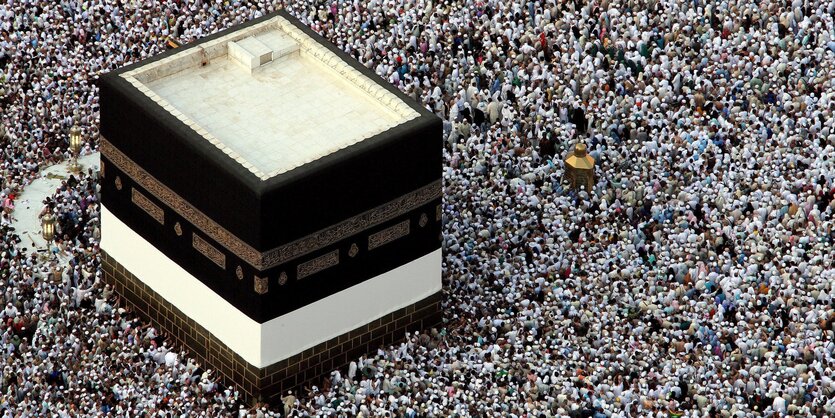 Die Kaaba in Mekka, umringt von Pilgern.