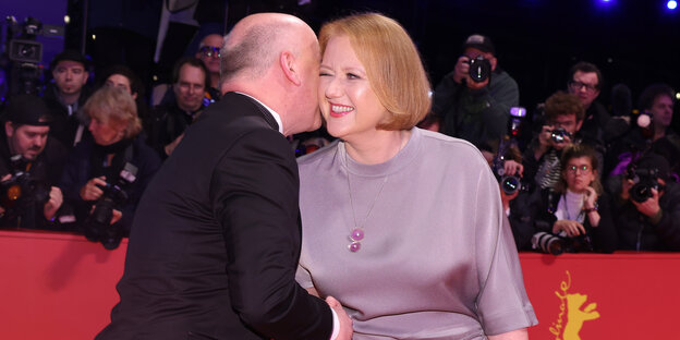 Das Foto zigt Kai Wegner (CDU) und Lisa Paus (Grüne) bei der Berlinale -Eröffnung