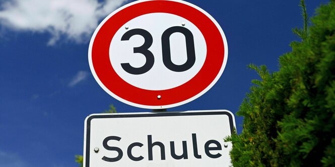 30er Zone Tempolimit Schild an einer Schule