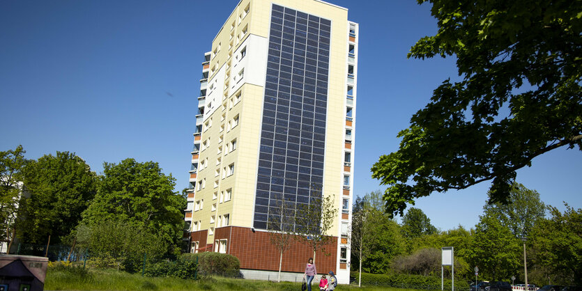 Das Foto zeigt ein Hochhaus, das schief zu stehen scheint.