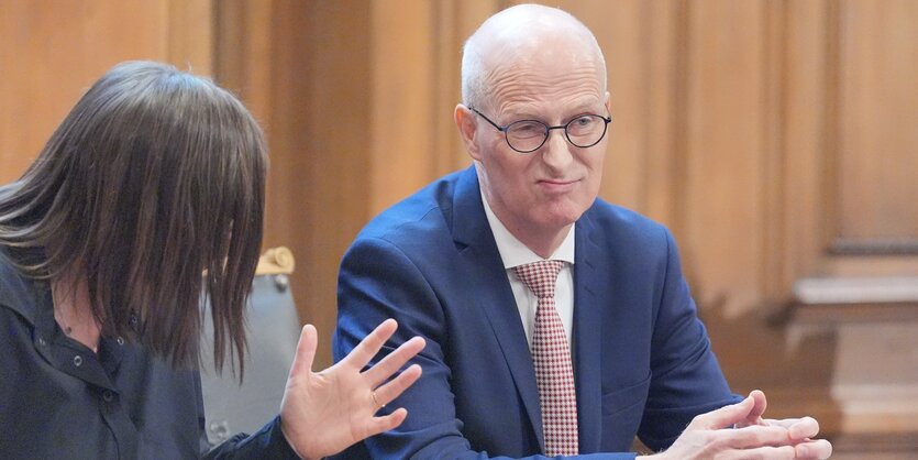 Peter Tschentscher sitzt im Rathaus