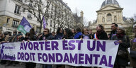 Abtreibungsbefürworterinnen mit Transparent «Abtreibung ist ein Grundrecht» am Mittwoch in Paris vor der Universität La Sorbonne